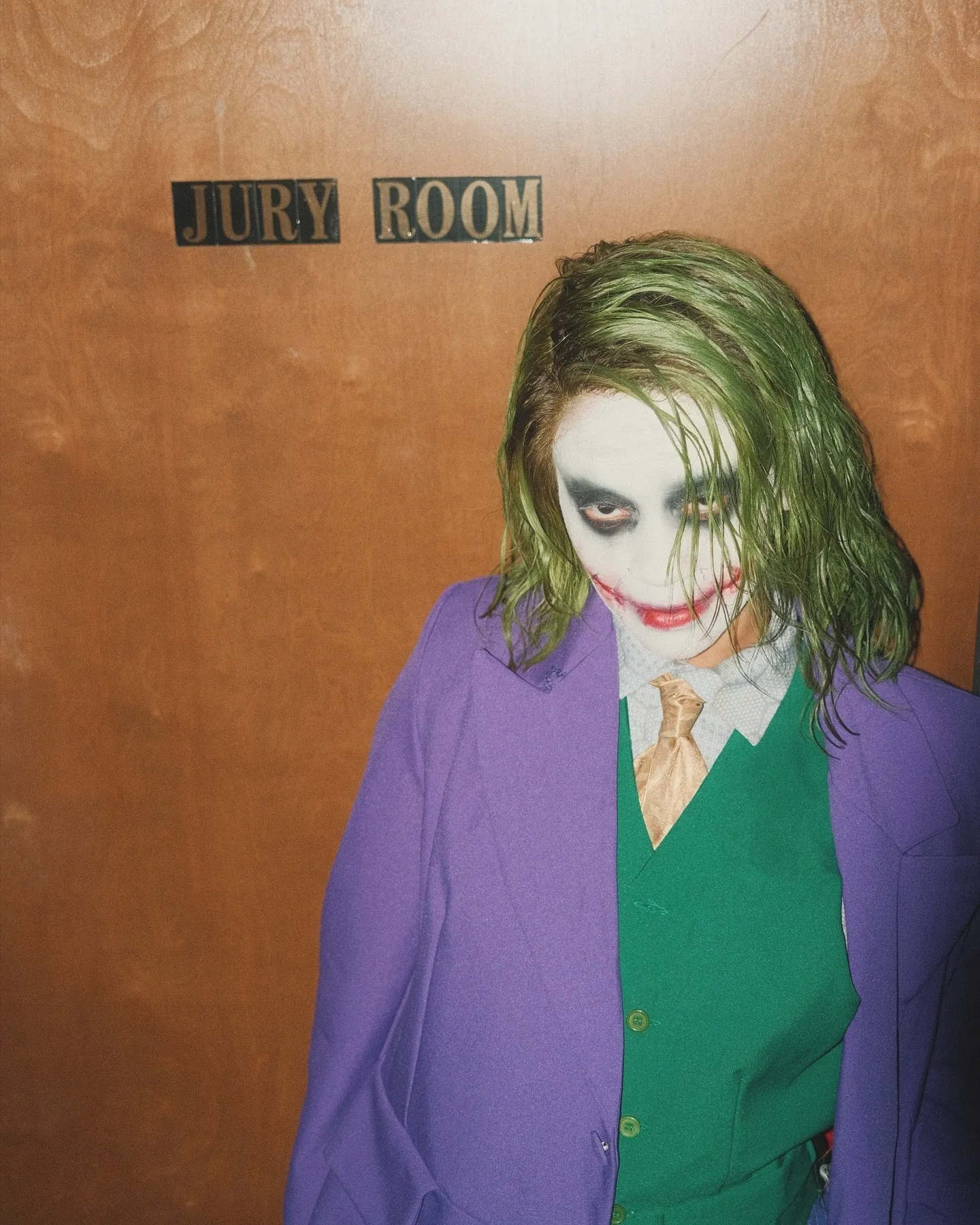 Saweetie oblečená ako Joker pred dverami, na ktorých je nápis Jury Room