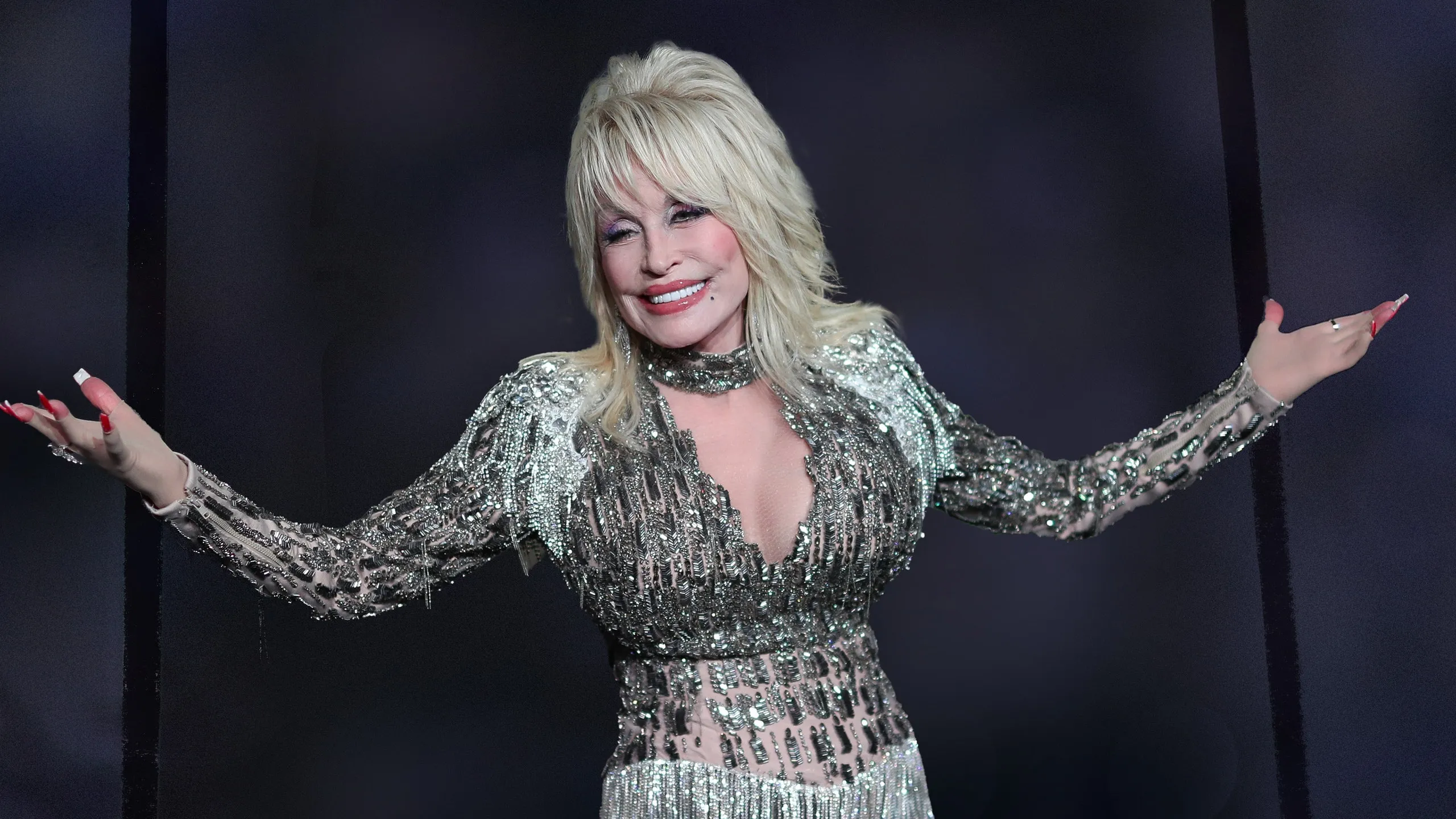 Dolly Parton si myslí, že „ranný kôš“ znie „ako nočná mora“